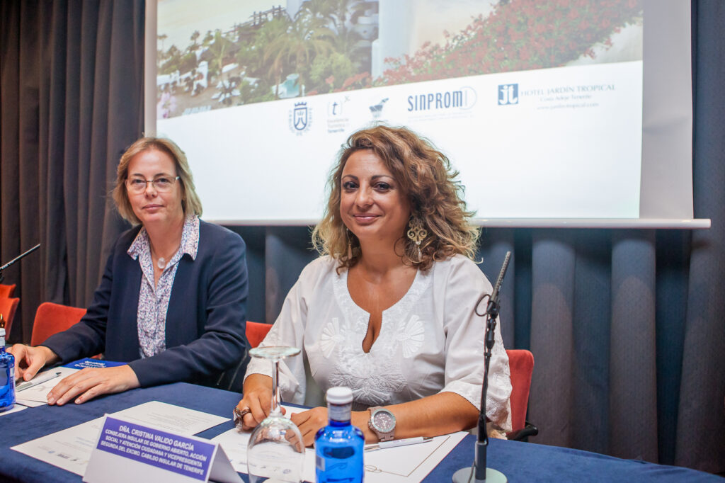 Ursula Talg y Cristina Valido en programa voluntariado hoteles