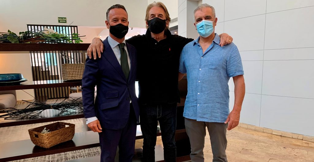 Imagen de Gabriel Wolgeschaffen, Michu Morales y Javier Betancort en su reencuentro esta mañana en el hotel.