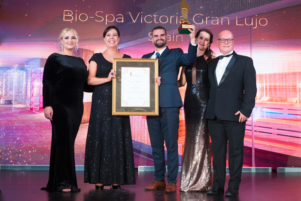08072019 Victoria Lopez presidenta de Grupo Fedola y Abraham Portocarrero director de Bio Spa reciben el premio a mejor spa del mundo