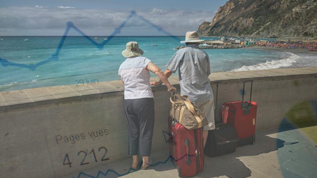 turistas viendo zona de playa